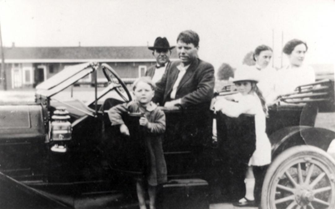 The boy found with William Cantwell Walters in Mississippi, April 1913, photographed beside a car