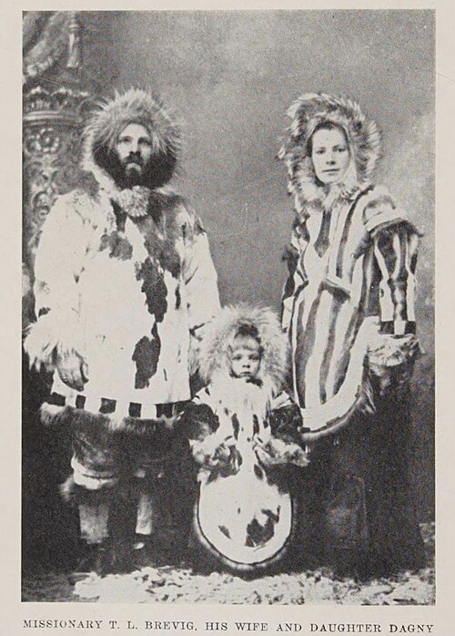 Tollef Larson Brevig, his wife Julia, and daughter Dagny, circa 1905