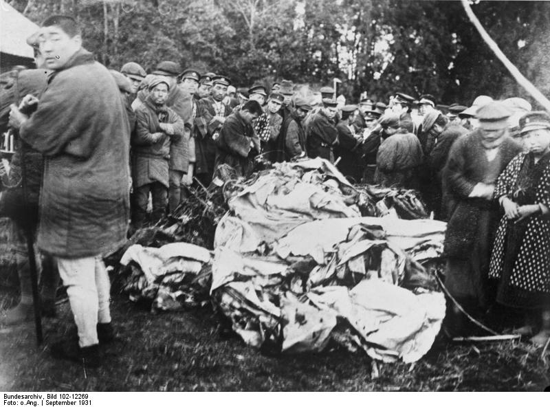 Chinese refugees searching through washed-up belongings along the Yangtze River, September 1931