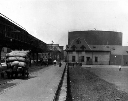 The Purity Distilling Company molasses tank in Boston's North End, photographed before it exploded in 1919