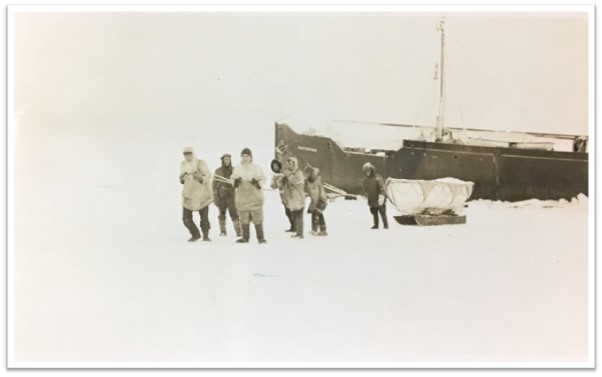 Crew removing supplies from the Baychimo before abandonment